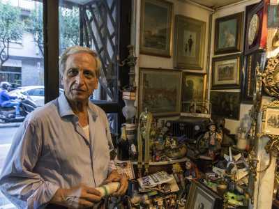 �Dopo anni e anni di accumulo, quando casa mia inizi� a diventare stracolma, decisi di trasformare la passione del collezionismo in un vero e proprio lavoro�, ci spiega Dario, un simpatico signore dai capelli bianchi 